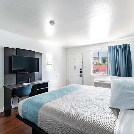 Motel 6 Tampa Near Fairgrounds - Casino Extérieur photo