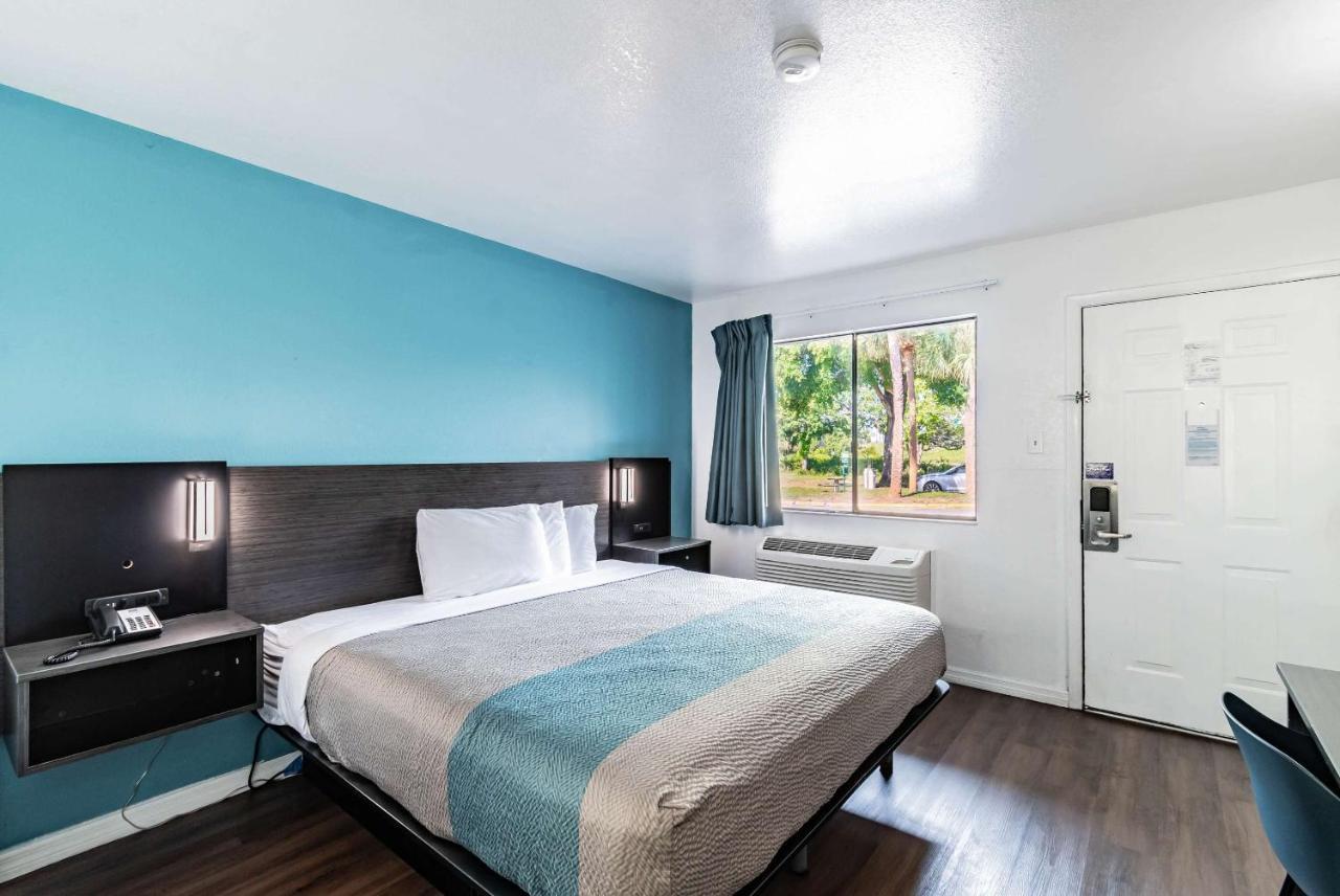 Motel 6 Tampa Near Fairgrounds - Casino Extérieur photo