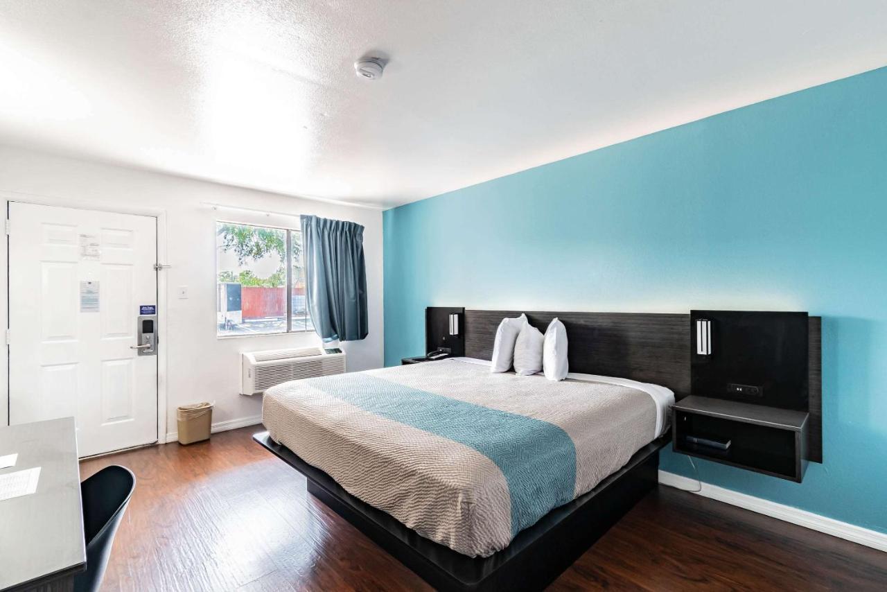 Motel 6 Tampa Near Fairgrounds - Casino Extérieur photo