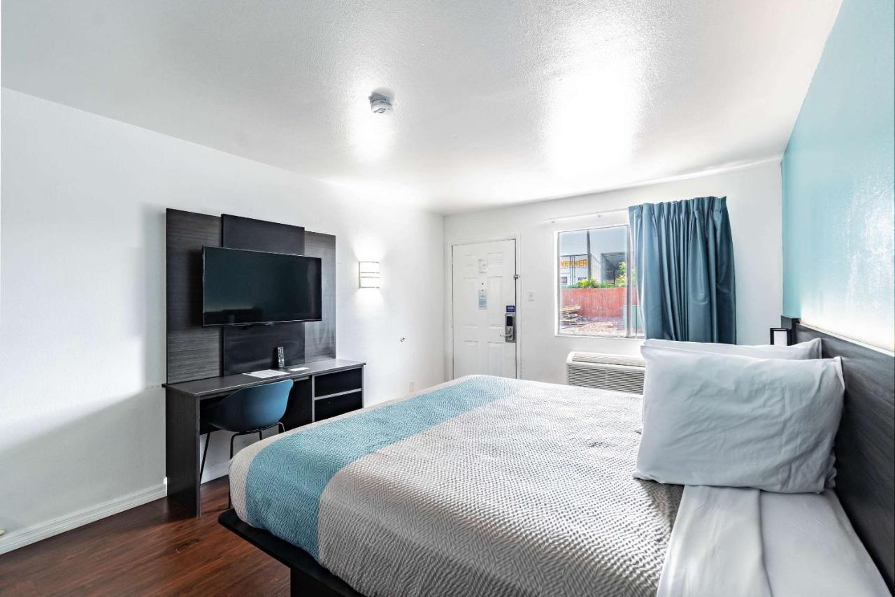 Motel 6 Tampa Near Fairgrounds - Casino Extérieur photo