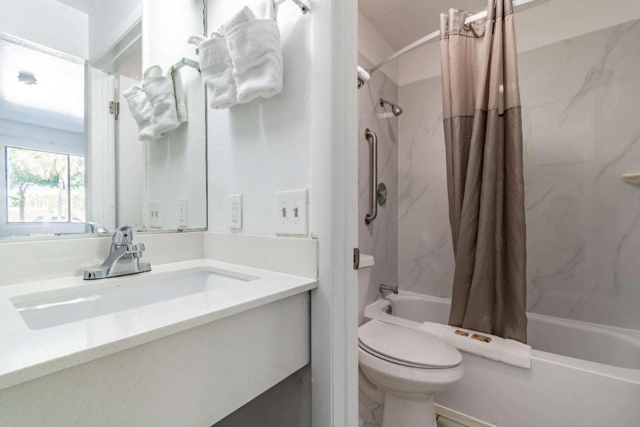 Motel 6 Tampa Near Fairgrounds - Casino Extérieur photo