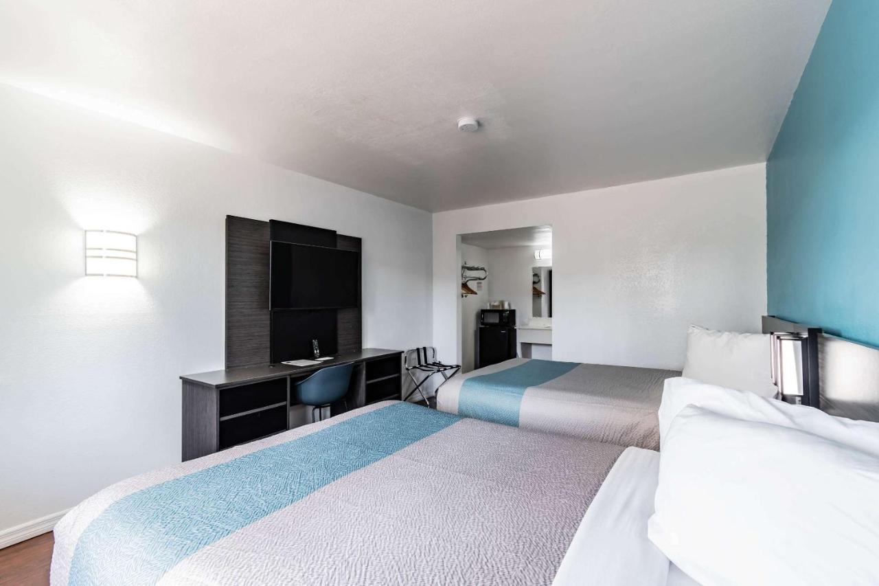Motel 6 Tampa Near Fairgrounds - Casino Extérieur photo